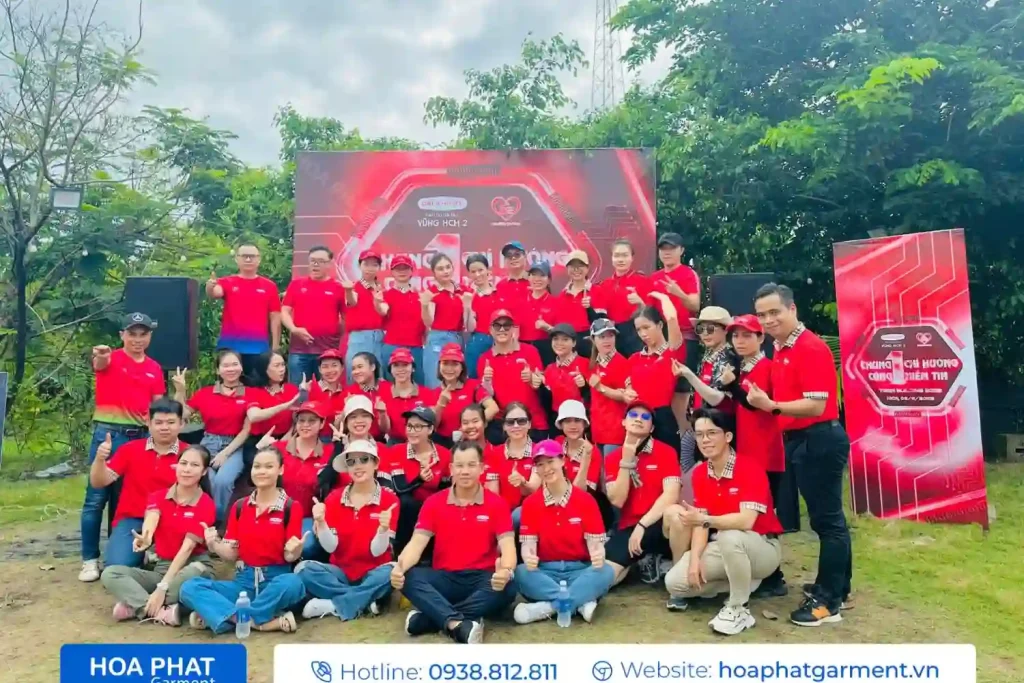 Mẫu áo đồng phục team building trẻ trung với họa tiết sáng tạo.