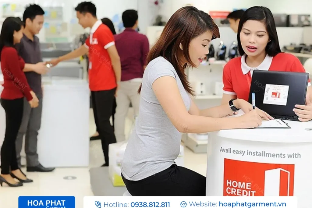 Quá trình sản xuất áo thun đồng phục Home Credit với chất liệu vải thể thao thoáng mát và công nghệ in Pet chuyển nhiệt.