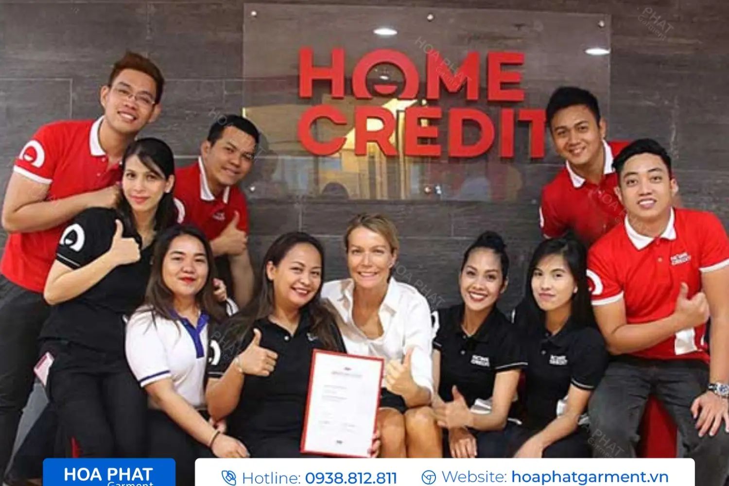 Quá trình sản xuất áo thun đồng phục Home Credit với chất liệu vải thể thao thoáng mát và công nghệ in Pet chuyển nhiệt.