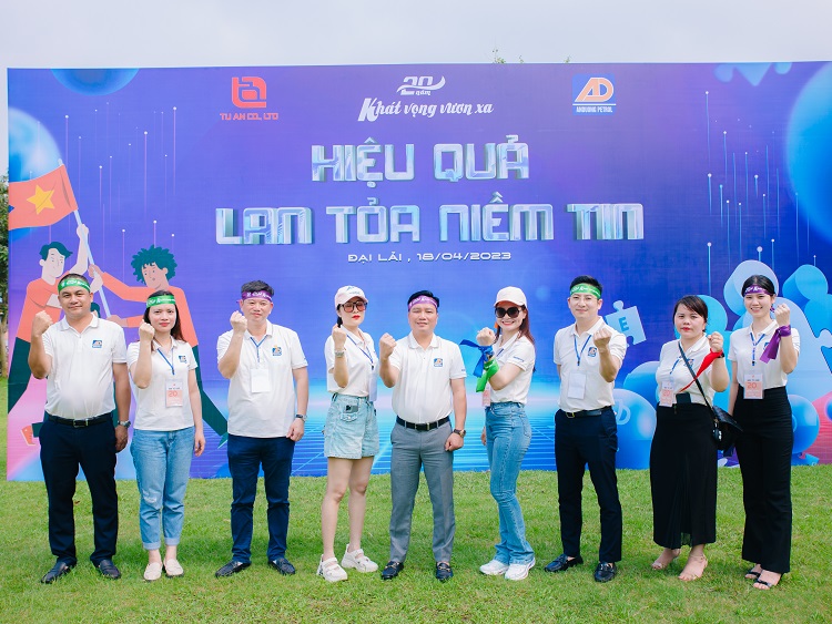 Áo polo trắng phối cùng quần jean cho phong cách thanh lịch